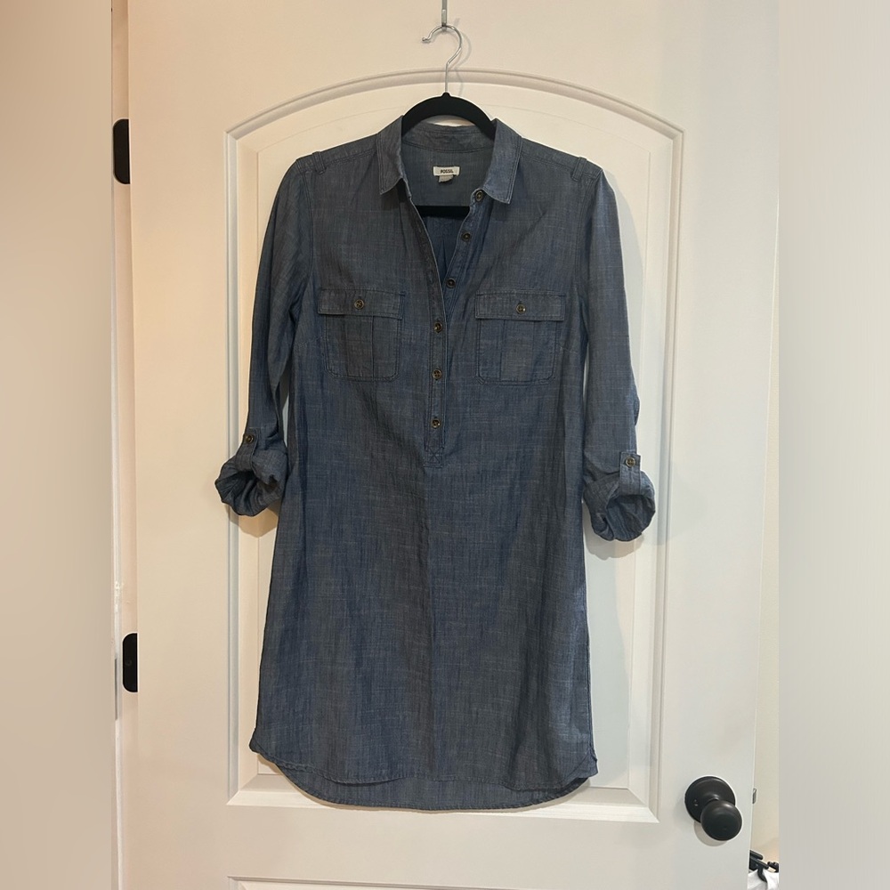 Great condition!! Fossil lightweight denim dress. Size XS.